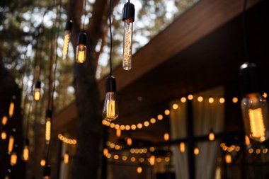 Bir düğün partisinde klasik lambalar..