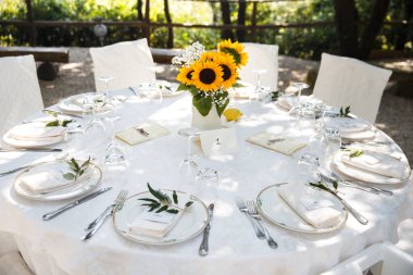 Düğün için hazırlanmış bir masa ya da başka bir akşam yemeği..