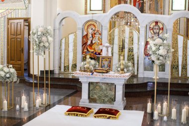 Düğün töreninden sonra kilisede sunak..