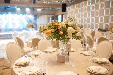 Düğün için hazırlanmış bir masa ya da başka bir akşam yemeği..