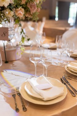 Düğün için hazırlanmış bir masa ya da başka bir akşam yemeği..