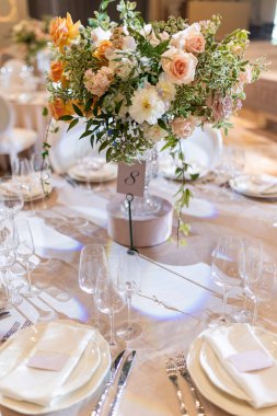 Düğün için hazırlanmış bir masa ya da başka bir akşam yemeği..