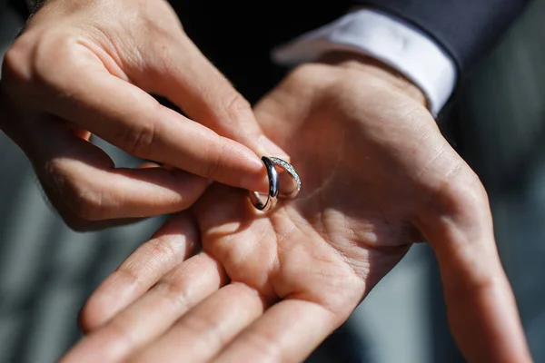 Dos Anillos Boda Las Manos Del Novio — Foto de Stock