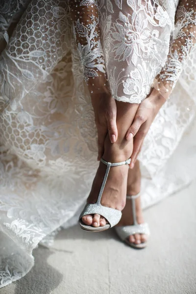 Gelin Düğün Ayakkabısının Kopçasını Ayarlar — Stok fotoğraf