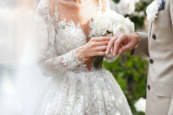 Nevěsty Nosí Prsten Pro Ženicha Svatební Obřad — Stock fotografie