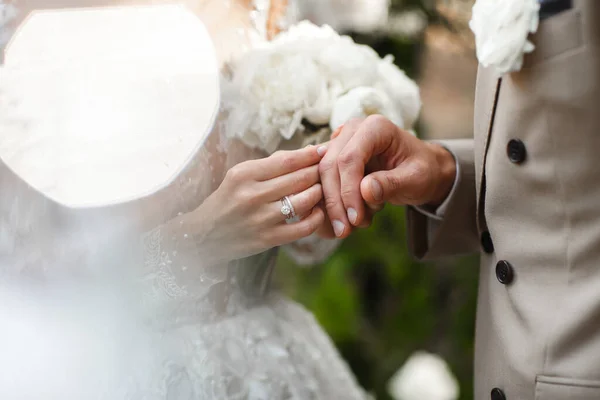 Die Braut Trägt Bei Der Trauung Einen Ring Zum Bräutigam — Stockfoto