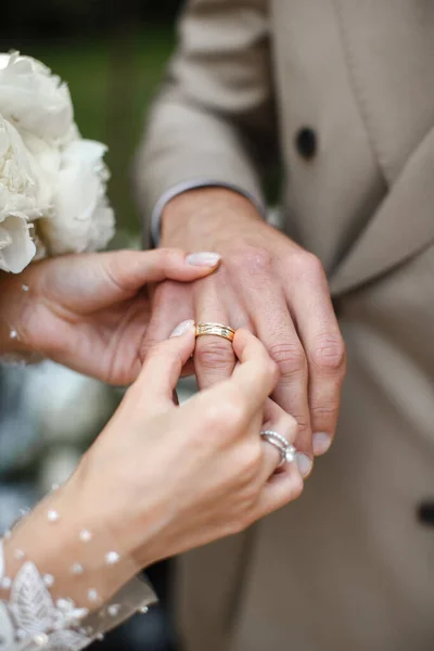 Νύφη Φοράει Ένα Δαχτυλίδι Στο Γαμπρό Στην Τελετή Γάμου — Φωτογραφία Αρχείου