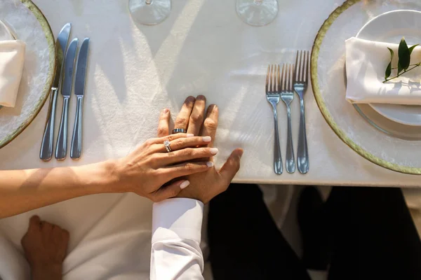 Руки Жениха Невесты Свадебном Столе — стоковое фото