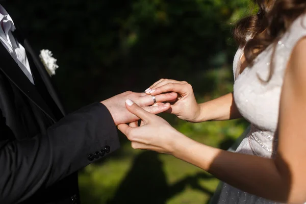 Невеста Носит Кольцо Жениху Свадебной Церемонии — стоковое фото
