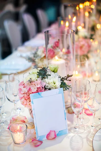 婚宴桌上花瓶里的花束 — 图库照片