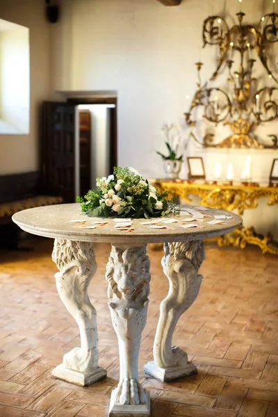 Vintage Tafel Met Bloemen Kaarten Voor Bruiloftsgasten — Stockfoto