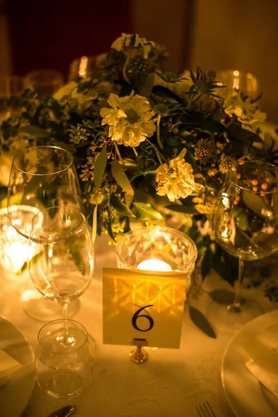 Blumensträuße Vase Und Tischnummer Auf Dem Hochzeitstisch — Stockfoto