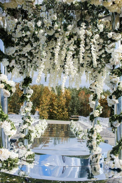 Båge För Utomhus Bröllop Ceremoni Med Ljus — Stockfoto