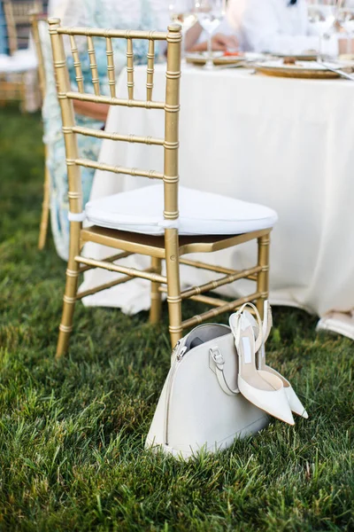 Schoenen Een Tas Bij Trouwtafel — Stockfoto