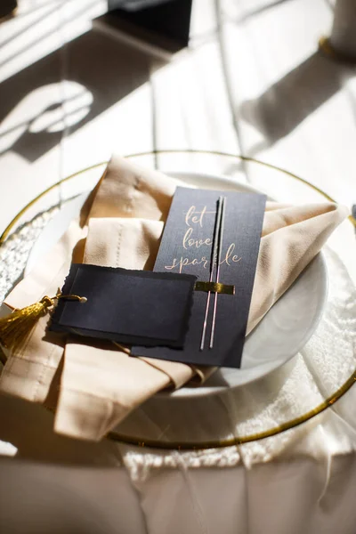 Las Tarjetas Con Las Inscripciones Plato Sobre Mesa Boda — Foto de Stock