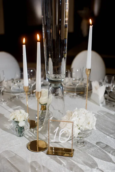 Blumenstrauß Der Vase Und Ein Teller Für Die Tischnummer — Stockfoto