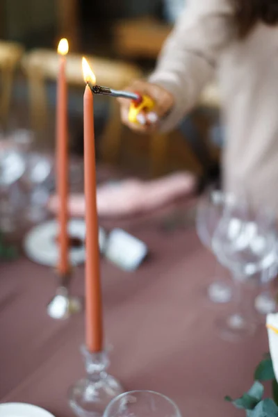 Waiter Lights Candle Wedding Table — Stock Photo, Image