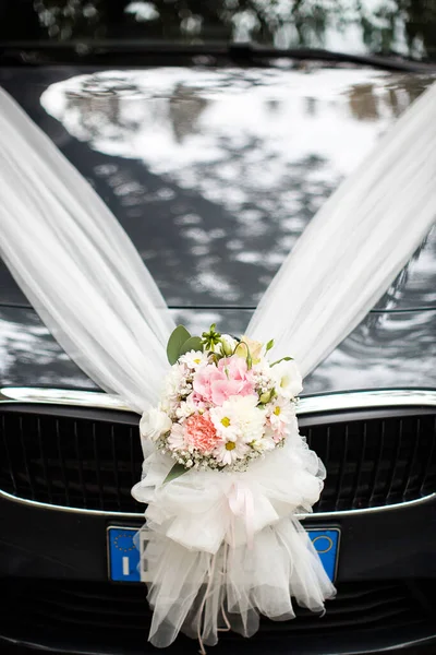 Parlak Buket Kurdelelerle Süslenmiş Düğün Arabası — Stok fotoğraf