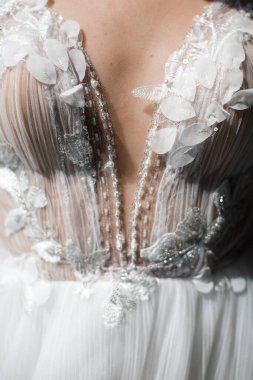 Dantelli bej bir gelinlik. Ayrıntılar yakın plan.