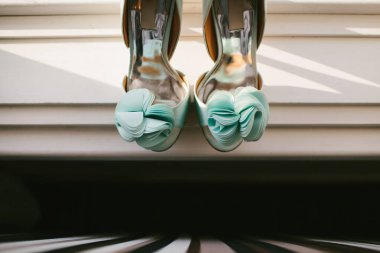 Turkuaz düğün ayakkabıları pencerede duruyor..