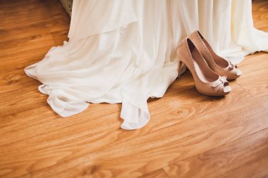 Ayakkabılar yerde, gelinliğin yanında..