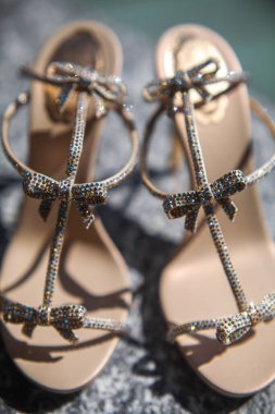 Taş pencere eşiğinde parlak düğün ayakkabıları..