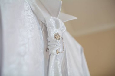 Süslü beyaz bir düğün gömleği. Ayrıntılar yakın plan.