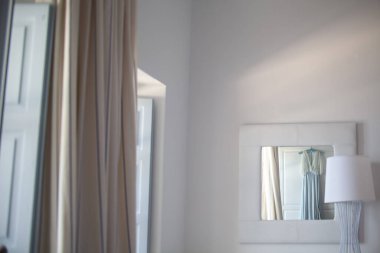 Mavi gelinlik aynaya yansıyor..