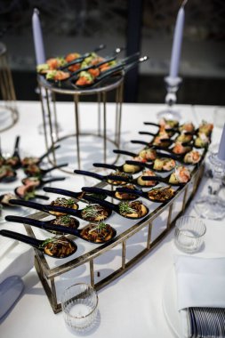 Mezeler ve aperatifler düğün masasında..