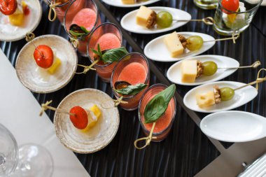 Mezeler ve aperatifler düğün masasında..