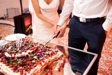 Çeşitli meyvelerle süslenmiş çok katlı düğün pastası..