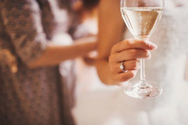 Gelinin eli bir yüzük ve bir bardakla.