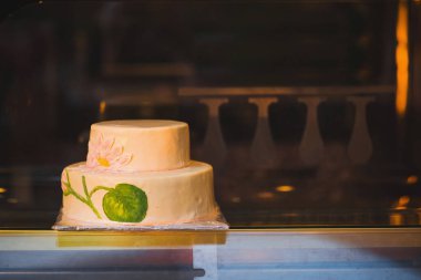 Çiçek desenli çok katlı düğün pastası..