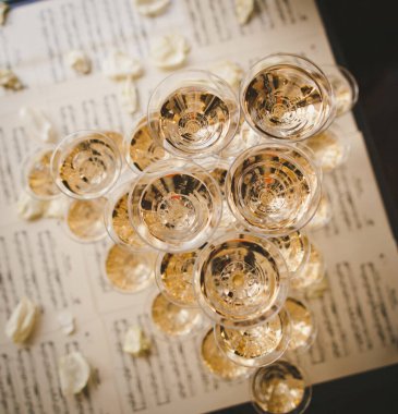 Düğün masasında martini bardakları piramidi.