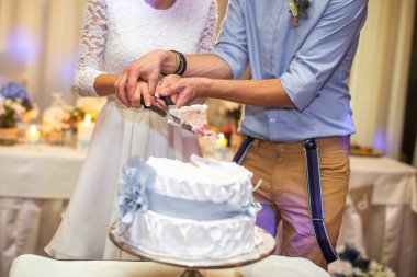 Büyük bir fiyonkla süslenmiş çok katlı düğün pastası..