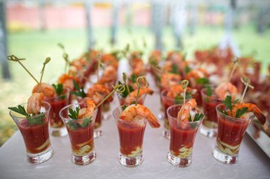Aperatifler ve aperatifler düğün masasında..