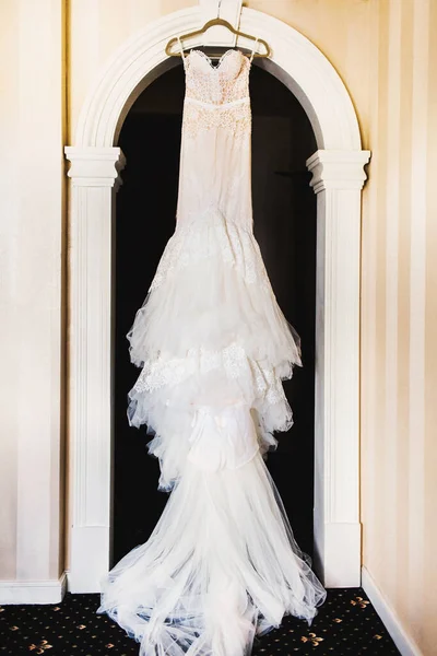 Vestido Noiva Pendurado Arco Porta — Fotografia de Stock