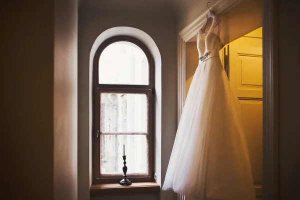 挂在门拱上的婚纱 — 图库照片