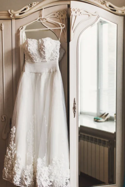 Esküvői Ruha Lógott Egy Fehér Szekrény — Stock Fotó