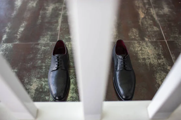 Siyah Düğün Ayakkabıları Eski Bir Zeminde Duruyor — Stok fotoğraf