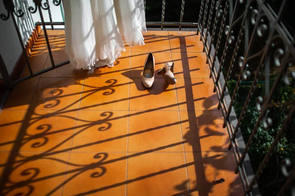 在阳台上穿婚鞋和婚纱 — 图库照片