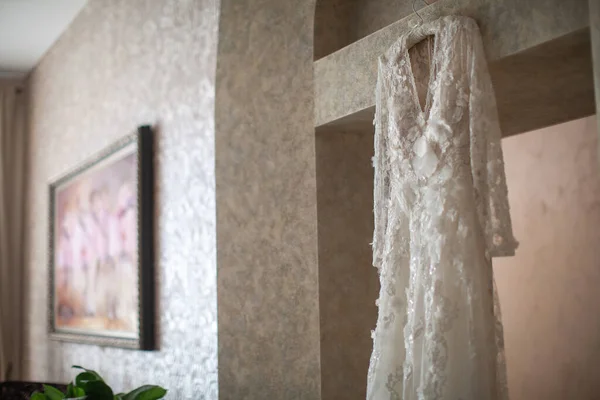 Wedding Dress Hanging Door Arch — Stock Photo, Image