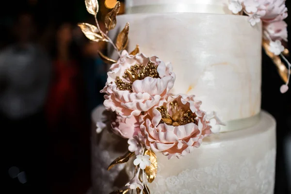 Многоуровневый Свадебный Торт Украшен Розовыми Цветами — стоковое фото