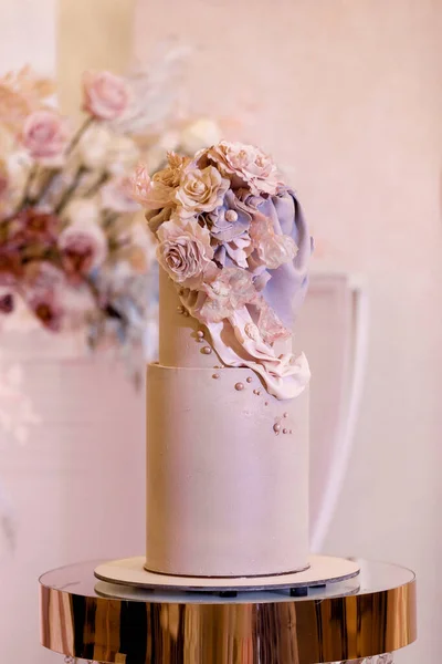 Pastel Boda Multinivel Decorado Con Flores Rosas —  Fotos de Stock