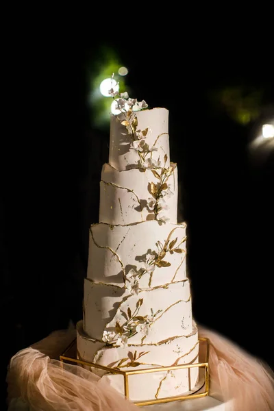 Многоуровневый Свадебный Торт Столе Украшен Цветами — стоковое фото