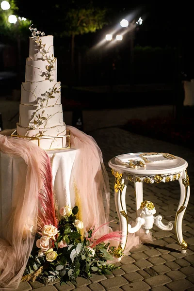 Multilevel Bröllopstårta Bordet Dekorerad Med Blommor — Stockfoto