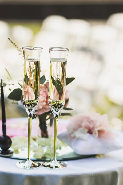 Two Wedding Champagne Glasses Table — Stok fotoğraf