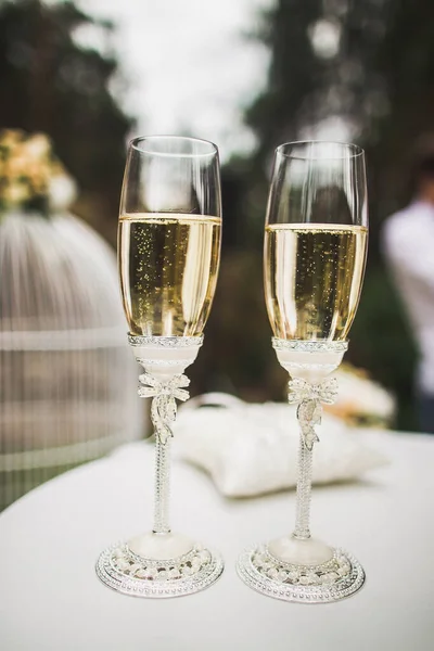 Two Wedding Champagne Glasses Table — Stok fotoğraf