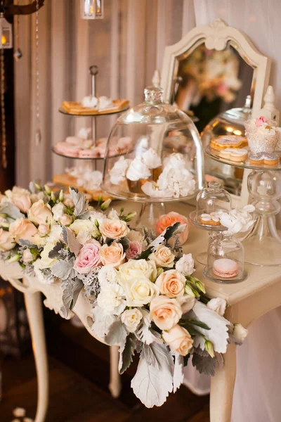 Desserts Und Blumen Auf Dem Hochzeitstisch — Stockfoto