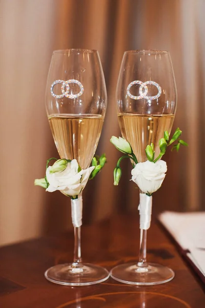 Two Wedding Champagne Glasses Table — Stok fotoğraf